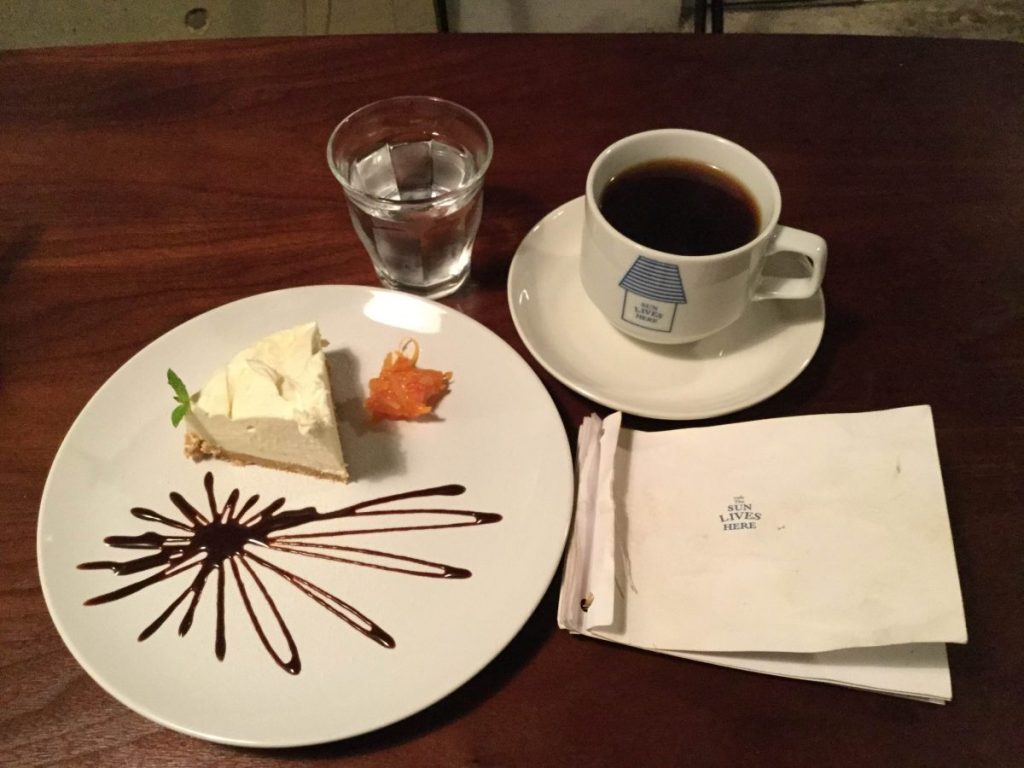 焼いてないタイプのケーキとコーヒー